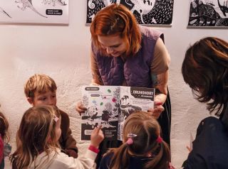 Dneska je to přesně rok, co jsem pokřtila svojí první knížku DINOSAUŘÍ TVOŘIVOSTI. Týjo. Je to jako včera, kdy nám po...