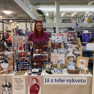 Uf, dojímám se hned jak začínám tohle psát. Pamatuju si totiž jak jsem v roce 2022 stála obří frontu v Karlíně na Papír...