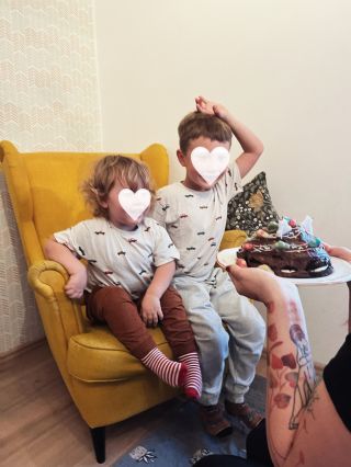 Den na kterej se těším celej listopad je za mnou🤍 Teď tu sedím ve svým žlutým křesle, kolem mě veselej bordel, dojídám...