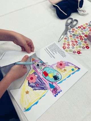 Moje značka vznikla souběžně s tím, že se ze mě stala maminka. V malinkatým obýváčku v divokých nocích při uspávání...